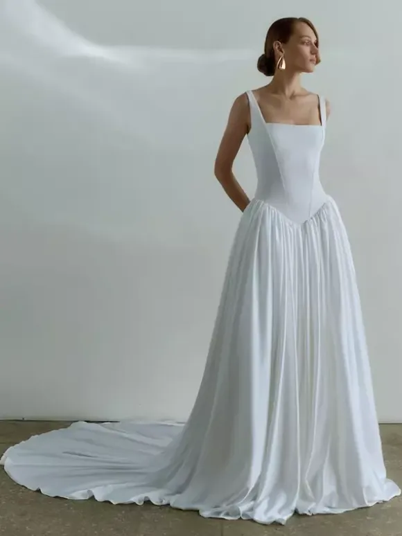 Simple Wedding Dress Basque Waist Ball Gown Square Neck Sleeveless 50cm Bridal Dresses