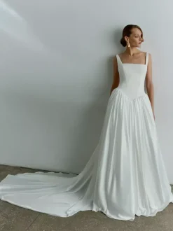 Simple Wedding Dress Basque Waist Ball Gown Square Neck Sleeveless 50cm Bridal Dresses
