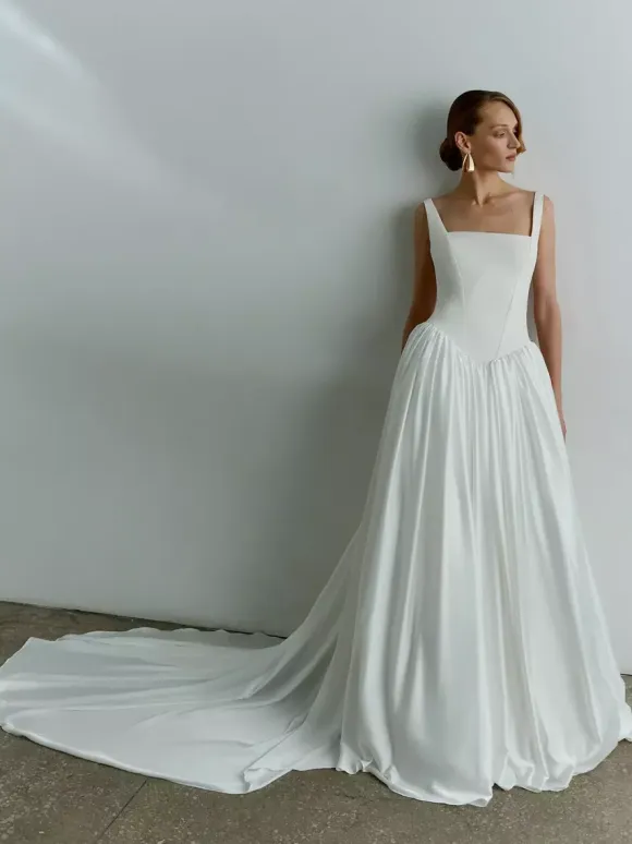 Simple Wedding Dress Basque Waist Ball Gown Square Neck Sleeveless 50cm Bridal Dresses