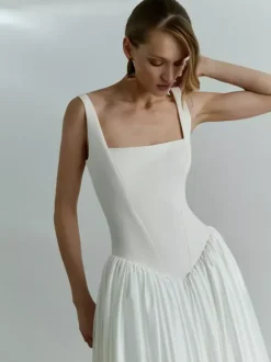Simple Wedding Dress Basque Waist Ball Gown Square Neck Sleeveless 50cm Bridal Dresses