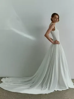Simple Wedding Dress Basque Waist Ball Gown Square Neck Sleeveless 50cm Bridal Dresses