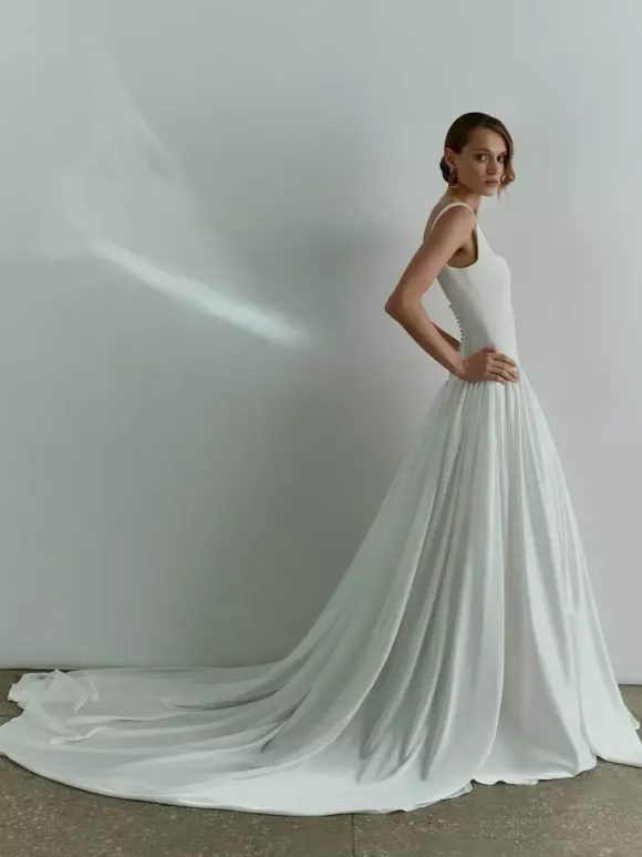 Simple Wedding Dress Basque Waist Ball Gown Square Neck Sleeveless 50cm Bridal Dresses