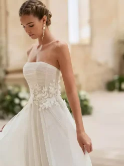 Simple Wedding Dress Tulle Strapless Short Sleeves Applique A-Line Bridal Gowns
