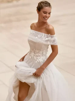 Simple Wedding Dress Tulle Strapless Short Sleeves Applique A-Line Bridal Gowns
