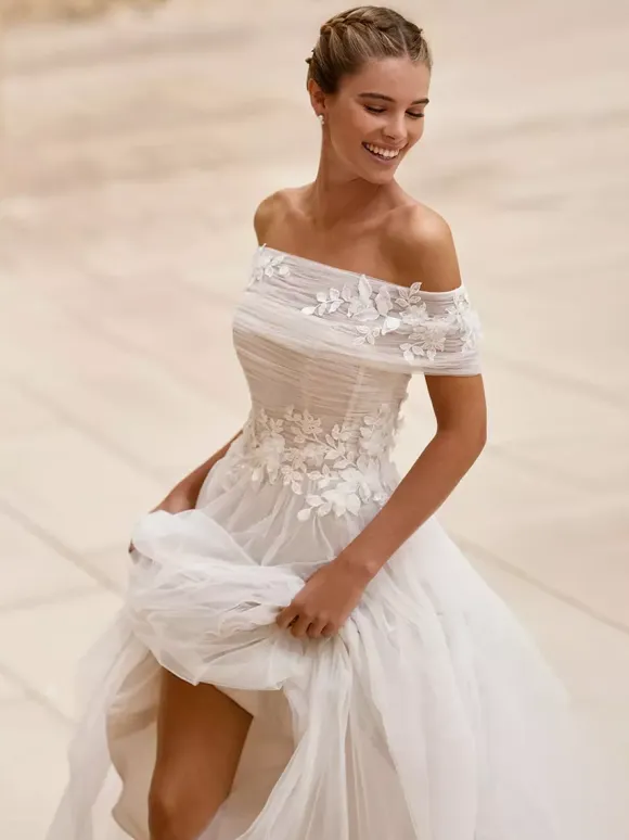 Simple Wedding Dress Tulle Strapless Short Sleeves Applique A-Line Bridal Gowns