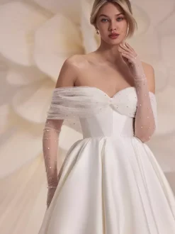 Simple Wedding Ball Gown Dress Designed Neckline Long Sleeves Beaded Princess Silhouette 45cm Bridal Gowns