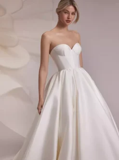 Simple Wedding Ball Gown Dress Designed Neckline Long Sleeves Beaded Princess Silhouette 45cm Bridal Gowns