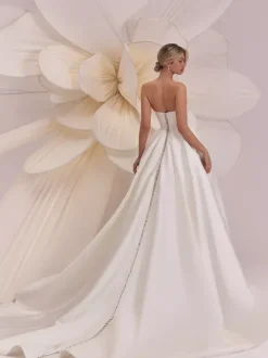 Simple Wedding Ball Gown Dress Designed Neckline Long Sleeves Beaded Princess Silhouette 45cm Bridal Gowns
