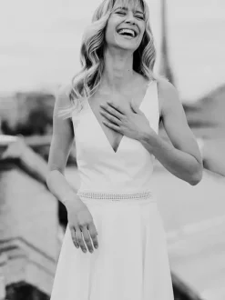 Simple Wedding Dress Ball Gown V-Neck Sleeveless Lace 20cm Bridal Gowns