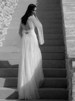 Simple Wedding Dress Ball Gown V-Neck Long Sleeves Buttons Bridal Dresses
