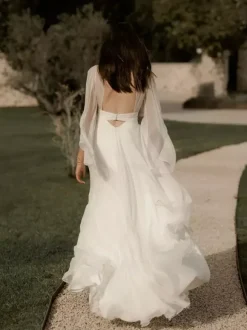 Simple Wedding Dress Ball Gown V-Neck Long Sleeves Buttons Bridal Dresses