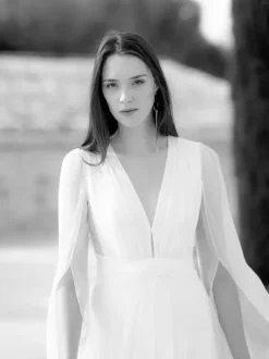 Simple Wedding Dress Ball Gown V-Neck Long Sleeves Buttons Bridal Dresses