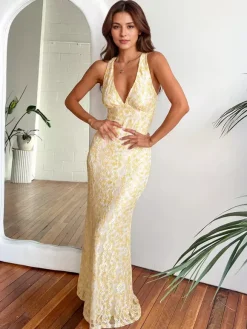 Sleeveless Lace Maxi Dress With Deep V-Neck And Open Back For Summer 2026