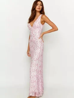 Sleeveless Lace Maxi Dress With Deep V-Neck And Open Back For Summer 2026