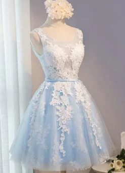 Tulle Homecoming Dress 2026 Lace Applique Prom Dress Baby Blue Sash Backless A Line Knee Length Party Dress Free Customization