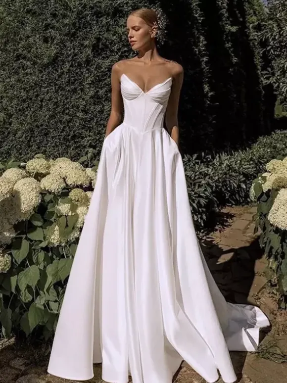 Vintage Wedding Dress A-Line Designed Neckline Sleeveless Pleated Simple Bridal Dresses
