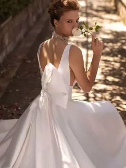 Vintage Wedding Dress V-Neck Sleeveless Natural Waist Satin Fabric With Train Bows Bridal Gowns