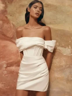 Vintage Wedding Dresses Bateau Neck Sleeveless Satin Fabric With Train Pleated Traditional Dresses For Bride