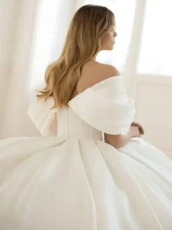 Vintage Wedding Dresses Strapless Sleeveless Natural Waist Satin Fabric With Train Pockets Bridal Dress