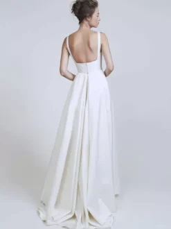 Vintage Wedding Dresses Square Neckline Sleeveless Satin Fabric Court Train Sash Bridal Dress Free Customization