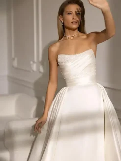 Vintage Wedding Dresses Strapless Sleeveless Natural Waist Satin Fabric With Train Lace Traditional Dresses For Bride