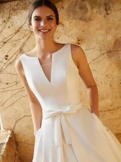 Vintage Wedding Dress Floor-Length Court Train V-Neck Sleeveless Buttons Satin Fabric Bridal Gowns