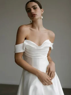 Vintage Wedding Dress Strapless Sleeveless Natural Waist Satin Fabric With Train Bridal Dress