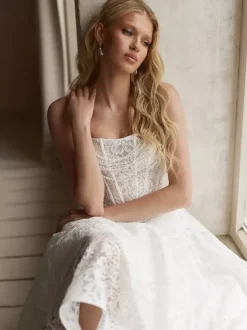 Vintage Wedding Dress With Train A-Line Sleeveless Lace Designed Neckline Bridal Gowns