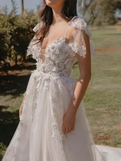 Wedding Dress Court Train A-Line Sleeveless Lace V-Neck Bridal Gowns