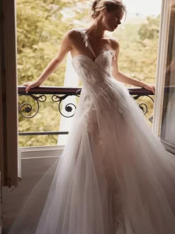 Wedding Dress Designed Neckline Sleeveless With Train Lace Bridal Gowns