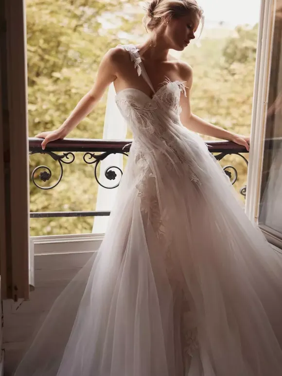 Wedding Dress Designed Neckline Sleeveless With Train Lace Bridal Gowns