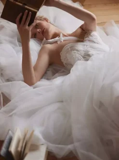 Wedding Dress Designed Neckline Sleeveless With Train Lace Bridal Gowns