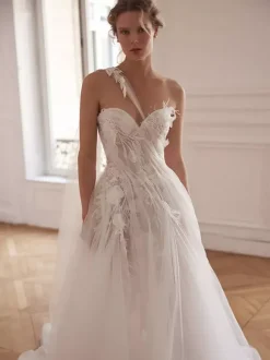 Wedding Dress Designed Neckline Sleeveless With Train Lace Bridal Gowns