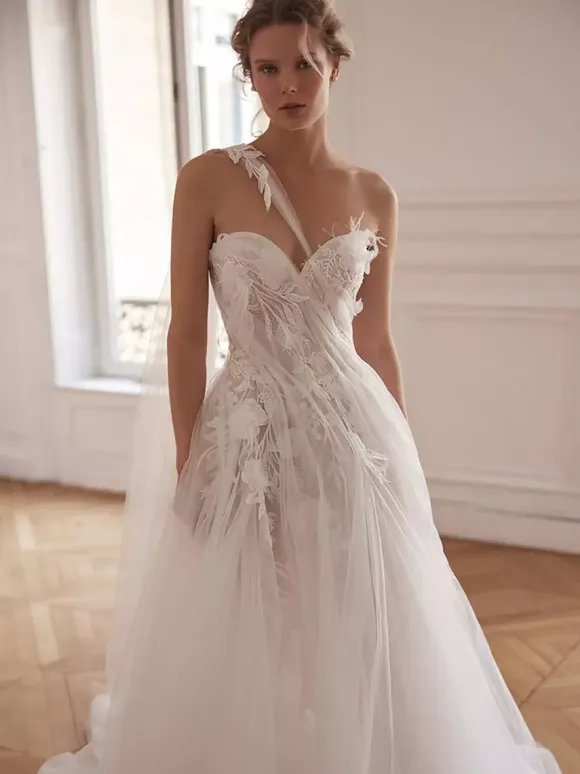 Wedding Dress Designed Neckline Sleeveless With Train Lace Bridal Gowns