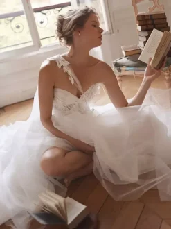Wedding Dress Designed Neckline Sleeveless With Train Lace Bridal Gowns