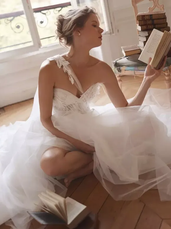 Wedding Dress Designed Neckline Sleeveless With Train Lace Bridal Gowns