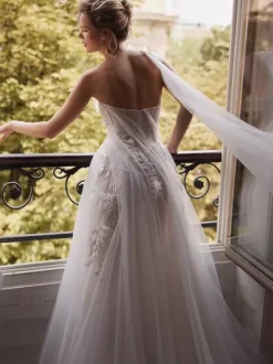 Wedding Dress Designed Neckline Sleeveless With Train Lace Bridal Gowns