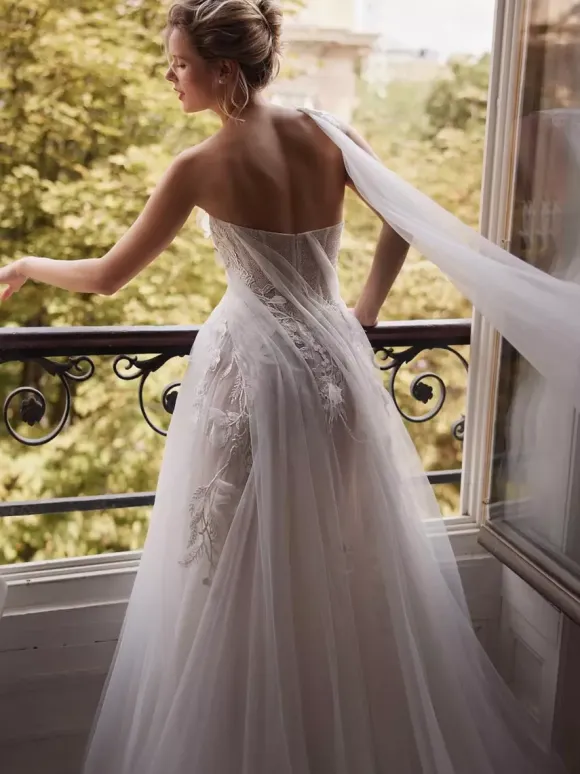 Wedding Dress Designed Neckline Sleeveless With Train Lace Bridal Gowns