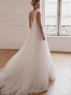 Wedding Dress Designed Neckline Sleeveless With Train Lace Bridal Gowns