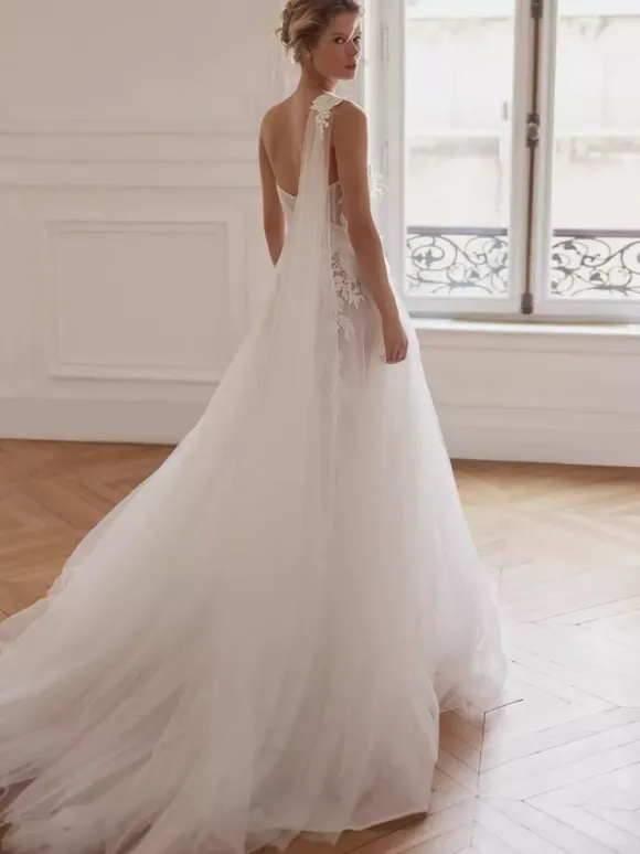 Wedding Dress Designed Neckline Sleeveless With Train Lace Bridal Gowns