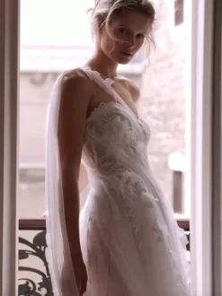 Wedding Dress Designed Neckline Sleeveless With Train Lace Bridal Gowns