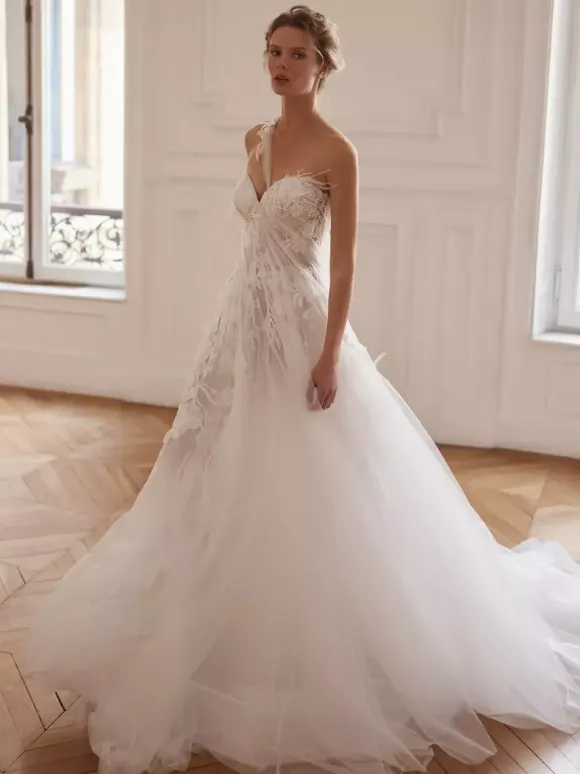 Wedding Dress Designed Neckline Sleeveless With Train Lace Bridal Gowns