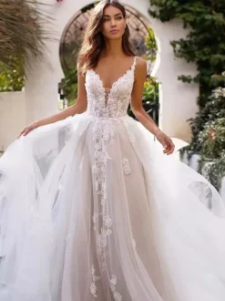Wedding Dresses A Line V Neck Sleeveless Lace Appliqued Bridal Gowns With Train