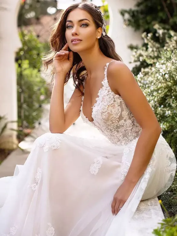 Wedding Dresses A Line V Neck Sleeveless Lace Appliqued Bridal Gowns With Train
