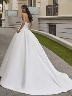 Wedding Dress Princess Silhouette Strapless Sleeveless Natural Waist With Train Bridal Gowns