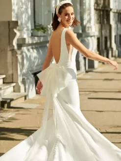 Wedding Dress With Train Sleeveless Bows V-Neck Bridal Gowns