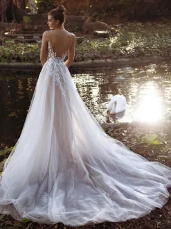 Wedding Gowns Court Train A-Line Sleeveless Lace V-Neck Bridal Gowns