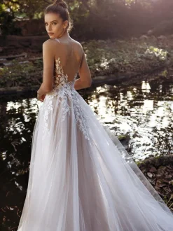 Wedding Gowns Court Train A-Line Sleeveless Lace V-Neck Bridal Gowns