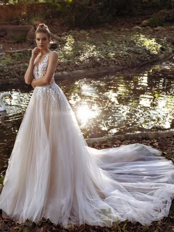 Wedding Gowns Court Train A-Line Sleeveless Lace V-Neck Bridal Gowns