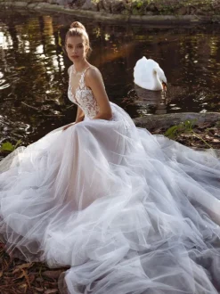 Wedding Gowns Court Train A-Line Sleeveless Lace V-Neck Bridal Gowns